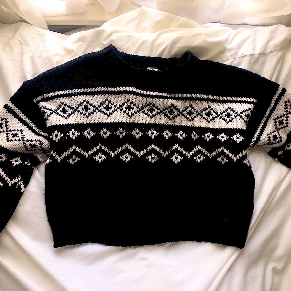 cropped sweater with cute knitted details🏷